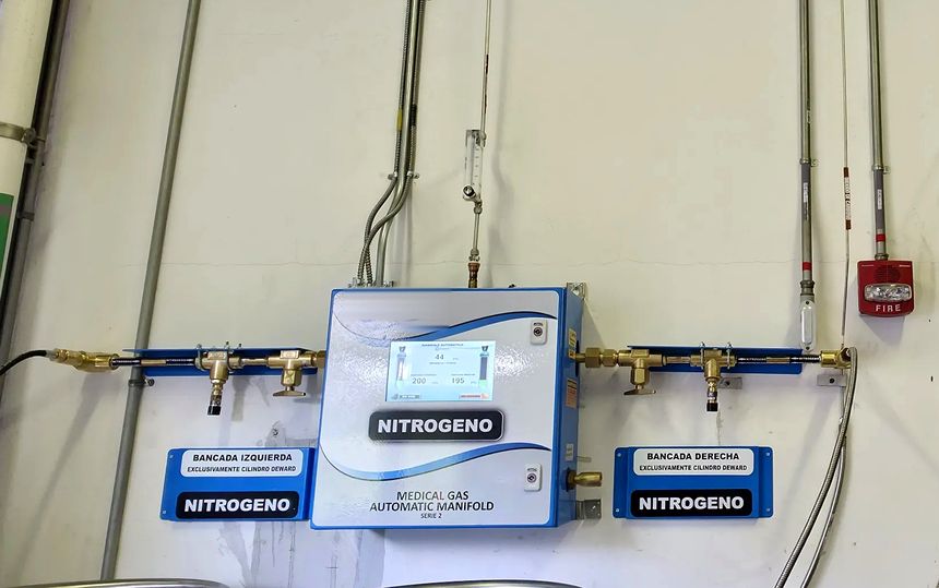 Manifold automático de nitrógeno instalado por BQB, con bancadas izquierda y derecha rotuladas