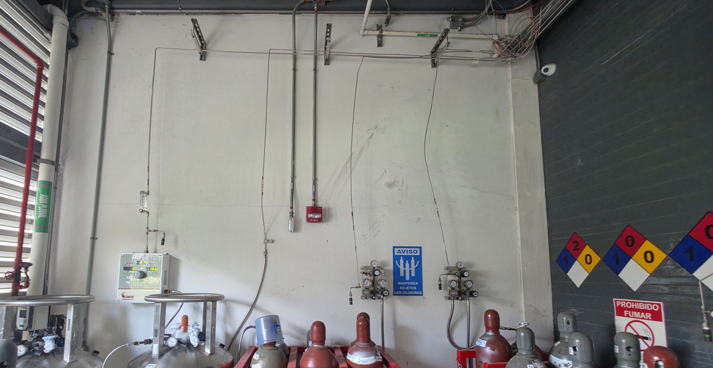 Cuarto de gases antes de la intervención, con reguladores individuales en pared