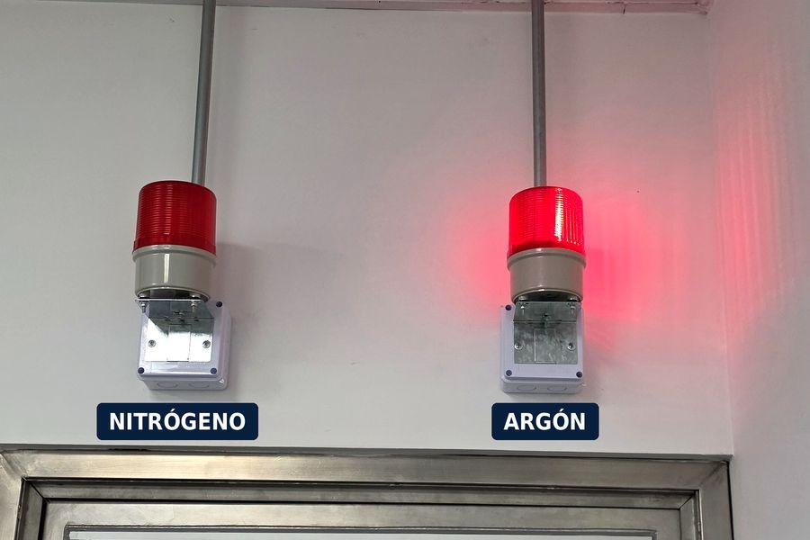 Balizas de alarma rotuladas por gas sobre el acceso al área de proceso