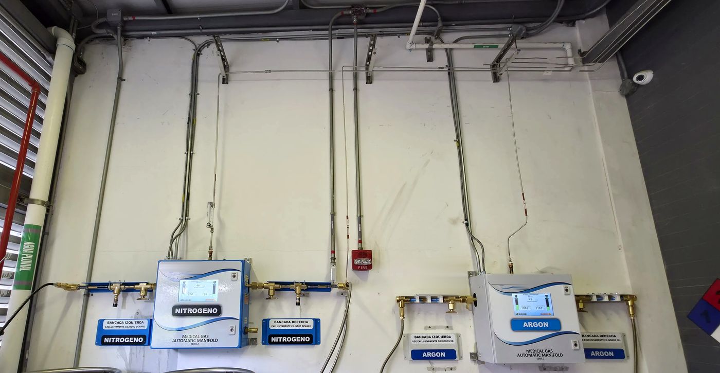 Cuarto de gases con dos manifolds automáticos instalados, nitrógeno y argón, rotulados por bancada